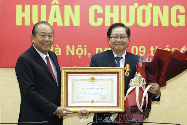 Trao Huân chương Độc lập hạng Nhì tặng nguyên Bộ trưởng Nội vụ Lê Vĩnh Tân - 2 Trao Huân chương Độc lập hạng Nhì tặng nguyên Bộ trưởng Nội vụ Lê Vĩnh Tân - 2