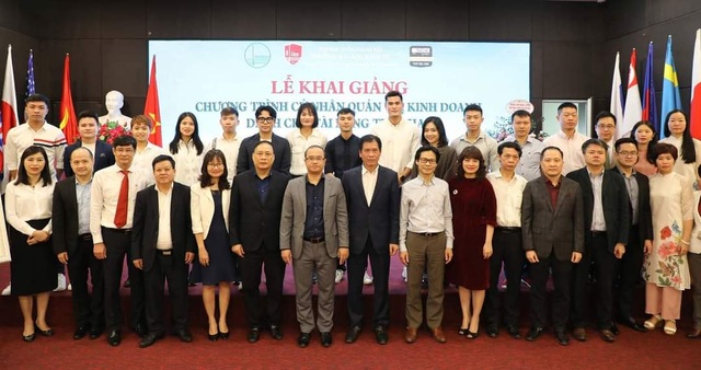 Cầu thủ Quang Hải nhận học bổng toàn phần tại trường đại học Kinh tế - 4 Cầu thủ Quang Hải nhận học bổng toàn phần tại trường đại học Kinh tế - 4