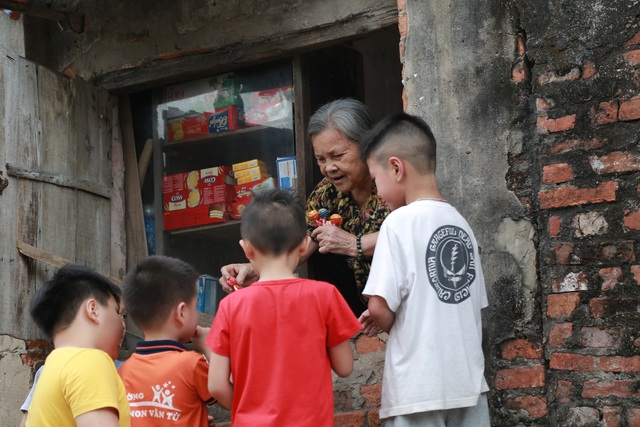Một vé về tuổi thơ với hàng tạp hóa từ thời bao cấp của cụ bà gần 90 tuổi - 4 Một vé về tuổi thơ với hàng tạp hóa từ thời bao cấp của cụ bà gần 90 tuổi - 4