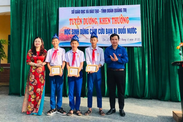 Trao tặng huy hiệu Tuổi trẻ dũng cảm cho 3 nam sinh cứu bạn bị đuối nước - 2 Trao tặng huy hiệu Tuổi trẻ dũng cảm cho 3 nam sinh cứu bạn bị đuối nước - 2