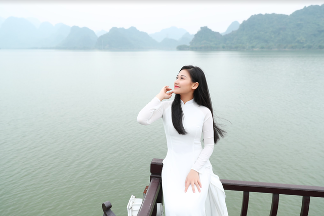 Ca sĩ Lê Minh Ngọc tát bạn diễn sưng má trong phim ca nhạc