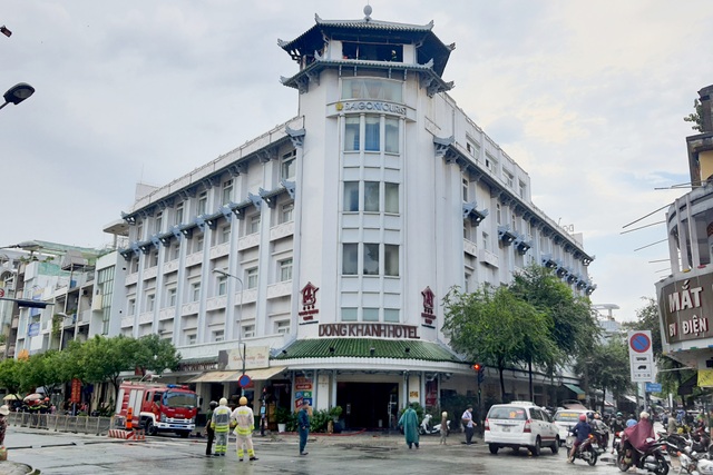 Đỉnh tháp khách sạn cháy ngùn ngụt trong cơn mưa - 2 Đỉnh tháp khách sạn cháy ngùn ngụt trong cơn mưa - 2