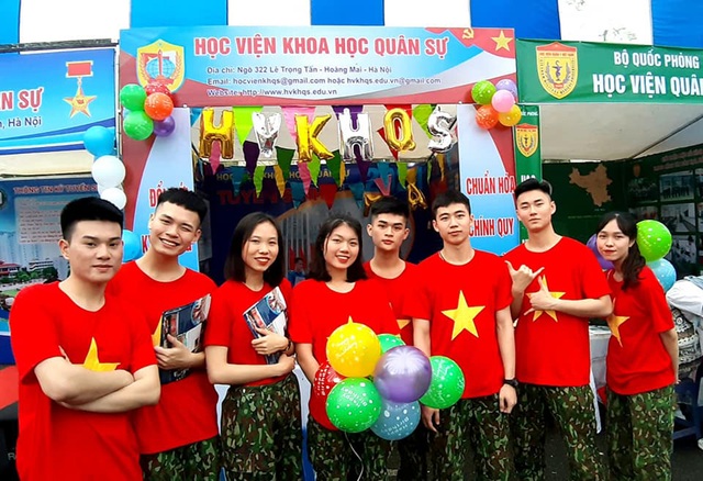 Sinh viên khoe cơ bắp 6 múi, nhảy cover... tại ngày hội tư vấn tuyển sinh - 4 Sinh viên khoe cơ bắp 6 múi, nhảy cover... tại ngày hội tư vấn tuyển sinh - 4