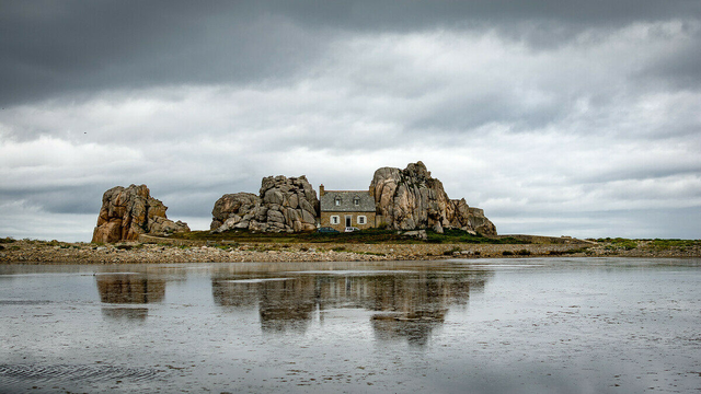 Ngôi nhà nằm 1 cách kỳ lạ giữa hai tảng đá lớn giữa biển - 2