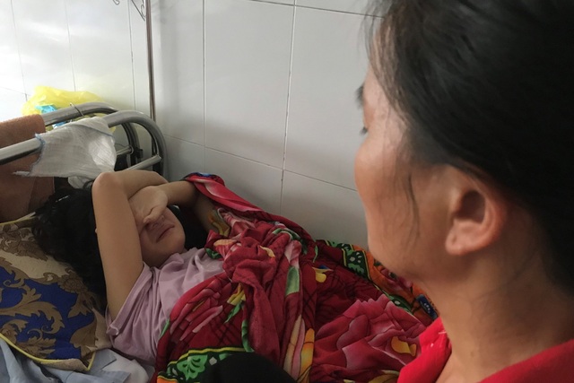 Nữ sinh nghèo gặp tai nạn ước mơ một lần được ra Hà Nội điều trị - 1