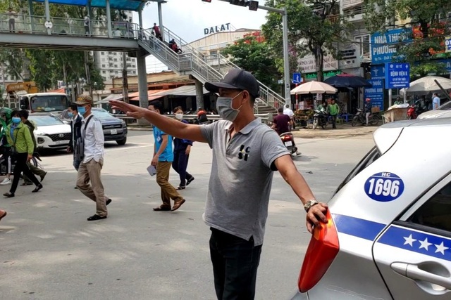 Covid-19 giảm, lái xe taxi ở Hà Nội ráo riết bảo dưỡng điều hòa chờ vụ hè - 2 Covid-19 giảm, lái xe taxi ở Hà Nội ráo riết bảo dưỡng điều hòa chờ vụ hè - 2