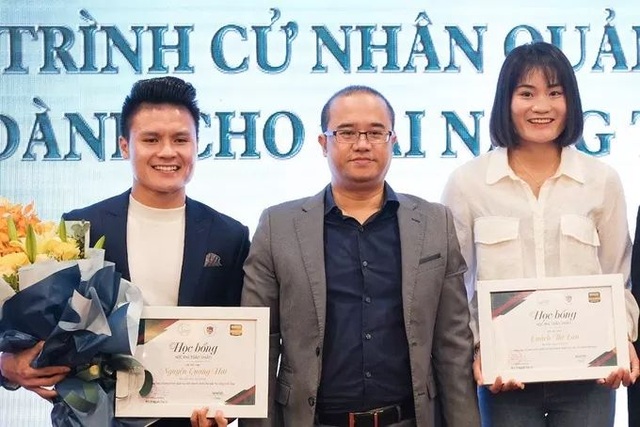 Cầu thủ Quang Hải nhận học bổng toàn phần tại trường đại học Kinh tế - 1 Cầu thủ Quang Hải nhận học bổng toàn phần tại trường đại học Kinh tế - 1