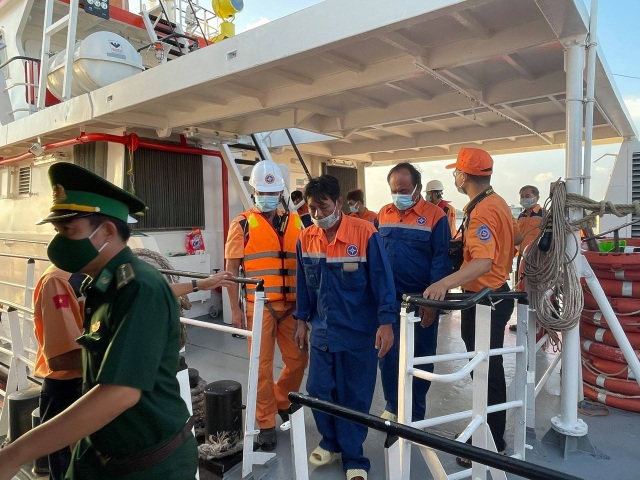 Giải cứu 6 thuyền viên đang đu bám vào con tàu chìm - 1 Giải cứu 6 thuyền viên đang đu bám vào con tàu chìm - 1
