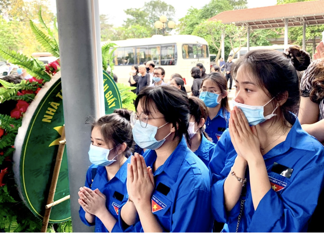 Hàng nghìn sinh viên, giảng viên tiễn biệt PGS.TS Lưu Văn An - 8 Hàng nghìn sinh viên, giảng viên tiễn biệt PGS.TS Lưu Văn An - 8