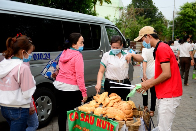 Chàng trai Sài Gòn chuyên làm bánh mì cá sấu, ngựa khổng lồ - 14