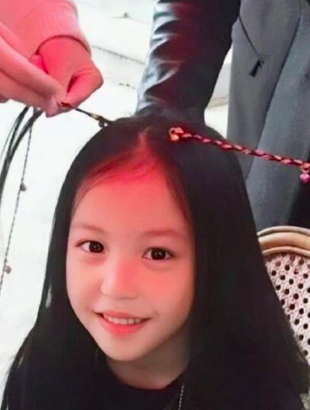 Cuộc sống giàu có và vẻ ngoài đáng yêu của con gái Triệu Vy - 1 Cuộc sống giàu có và vẻ ngoài đáng yêu của con gái Triệu Vy - 1