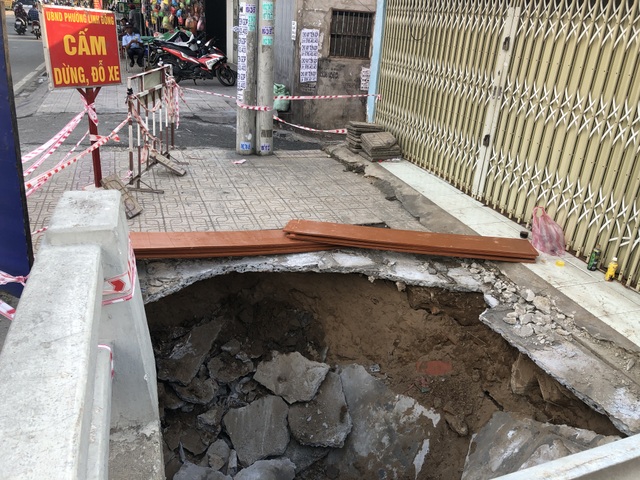 Ngỡ ngàng, xe máy dựng trên vỉa hè bỗng bị hố tử thần nuốt chửng - 2 Ngỡ ngàng, xe máy dựng trên vỉa hè bỗng bị hố tử thần nuốt chửng - 2