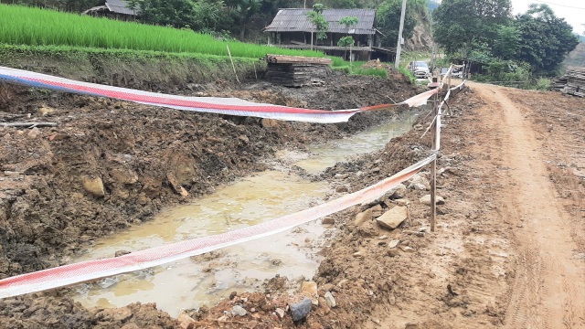 Tuýt còi doanh nghiệp xây cầu bê tông trộn… đất đá bẩn - 4 Tuýt còi doanh nghiệp xây cầu bê tông trộn… đất đá bẩn - 4