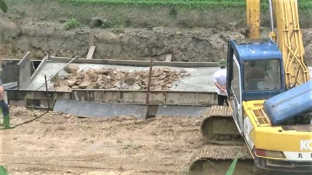 Tuýt còi doanh nghiệp xây cầu bê tông trộn… đất đá bẩn - 2 Tuýt còi doanh nghiệp xây cầu bê tông trộn… đất đá bẩn - 2