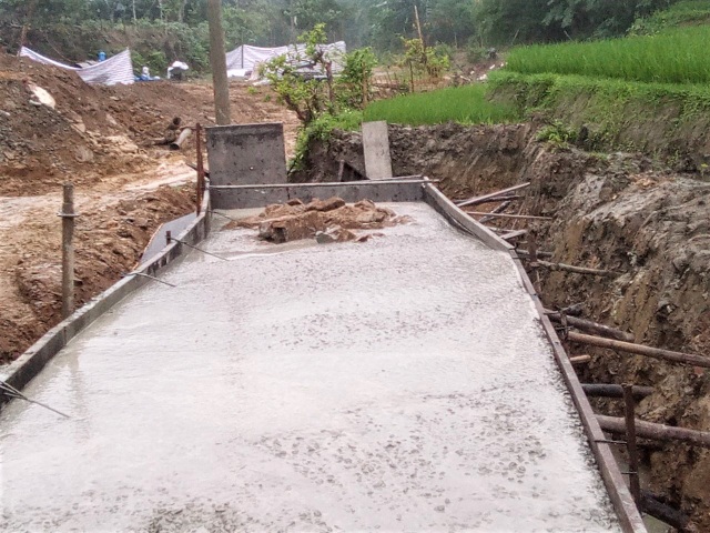 Tuýt còi doanh nghiệp xây cầu bê tông trộn… đất đá bẩn - 3 Tuýt còi doanh nghiệp xây cầu bê tông trộn… đất đá bẩn - 3