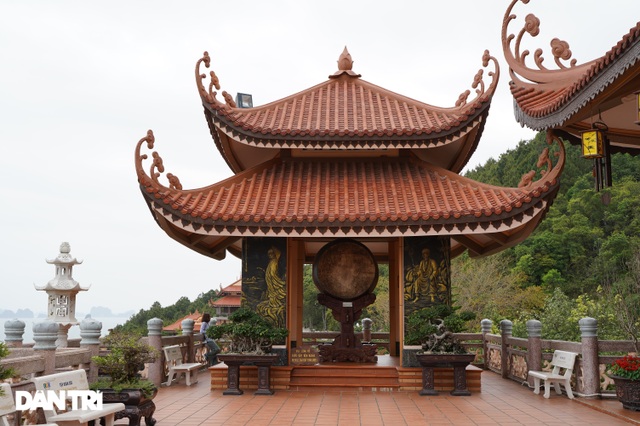 The mountain-backed pagoda, facing the unique Bai Tu Long Bay in Quang Ninh - 7