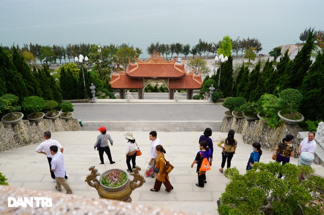 Ngôi chùa lưng tựa núi, mặt hướng vịnh Bái Tử Long độc đáo ở Quảng Ninh - 11
