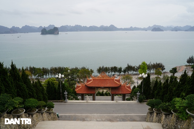 The mountain-backed pagoda, facing the unique Bai Tu Long bay in Quang Ninh - 8