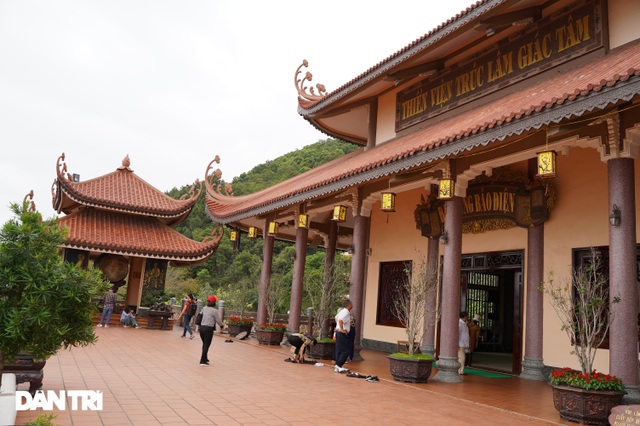 Ngôi chùa lưng tựa núi, mặt hướng vịnh Bái Tử Long độc đáo ở Quảng Ninh - 5