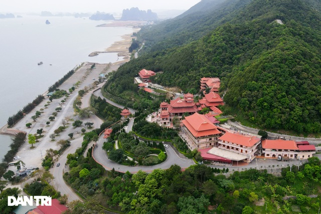 Ngôi chùa lưng tựa núi, mặt hướng vịnh Bái Tử Long độc đáo ở Quảng Ninh - 2