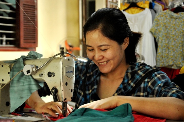 Cô gái ngồi xe lăn và hành trình khởi nghiệp từ cây kim, sợi chỉ - 2 Cô gái ngồi xe lăn và hành trình khởi nghiệp từ cây kim, sợi chỉ - 2