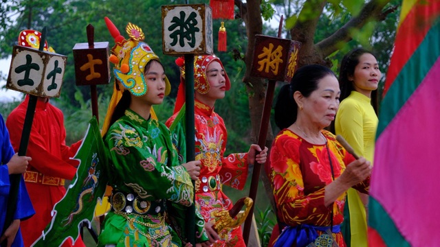 Tướng ông, tướng bà trẻ tuổi oai phong, bệ vệ trên bàn cờ hội quê - 2 Tướng ông, tướng bà trẻ tuổi oai phong, bệ vệ trên bàn cờ hội quê - 2