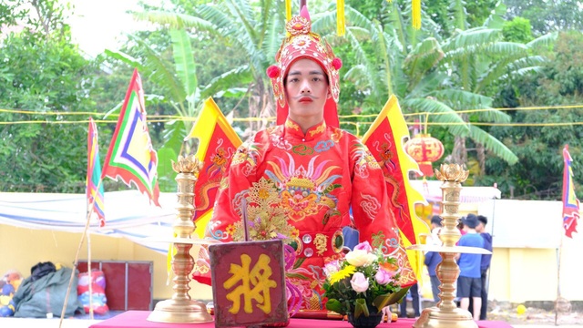 Tướng ông, tướng bà trẻ tuổi oai phong, bệ vệ trên bàn cờ hội quê - 5 Tướng ông, tướng bà trẻ tuổi oai phong, bệ vệ trên bàn cờ hội quê - 5