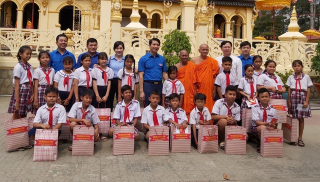 Bí thư Trung ương Đoàn thăm chúc Tết Chôl - Chnăm - Thmây tại Trà Vinh - 2 Bí thư Trung ương Đoàn thăm chúc Tết Chôl - Chnăm - Thmây tại Trà Vinh - 2