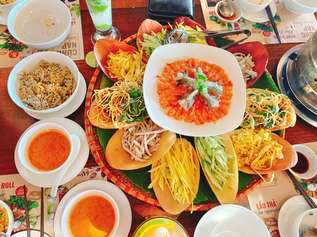 Hand fatigue the philosophical hotpot, colorful decorations in Phan Thiet - 4