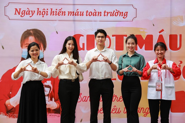 Hoa khôi, Á khôi Đại học Hà Nội rạng rỡ trong ngày hội hiến máu - 1