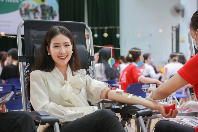 Hoa khôi, Á khôi Đại học Hà Nội rạng rỡ trong ngày hội hiến máu - 2