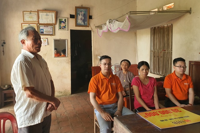 Chàng trai chăm mẹ ung thư đón nhận 30 triệu đồng từ ngân hàng trao tặng - 4 Chàng trai chăm mẹ ung thư đón nhận 30 triệu đồng từ ngân hàng trao tặng - 4