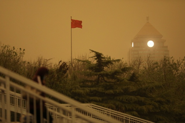 Bầu trời Bắc Kinh chuyển vàng, người dân khó thở - 1