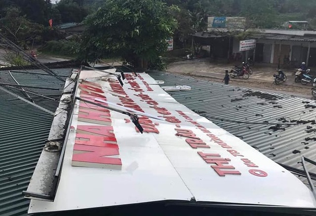 Một nhà văn hóa xóm bị lốc thổi bay mái. Theo thống kê chưa đầy đủ, thiệt hại kinh tế trên địa bàn huyện Anh Sơn do lốc xoáy gây ra lên đến hàng tỷ đồng.