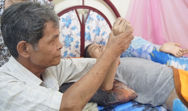 Chuyện tình cảm động rớt nước mắt của vợ chồng mù và tiếng đàn ngân xót xa! - 4 Chuyện tình cảm động rớt nước mắt của vợ chồng mù và tiếng đàn ngân xót xa! - 4