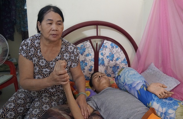 Chuyện tình cảm động rớt nước mắt của vợ chồng mù và tiếng đàn ngân xót xa! - 2 Chuyện tình cảm động rớt nước mắt của vợ chồng mù và tiếng đàn ngân xót xa! - 2