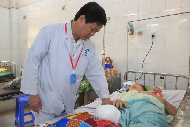 Người phụ nữ bị cắt cụt chân vì đắp lá lên vết thương - 1 Người phụ nữ bị cắt cụt chân vì đắp lá lên vết thương - 1