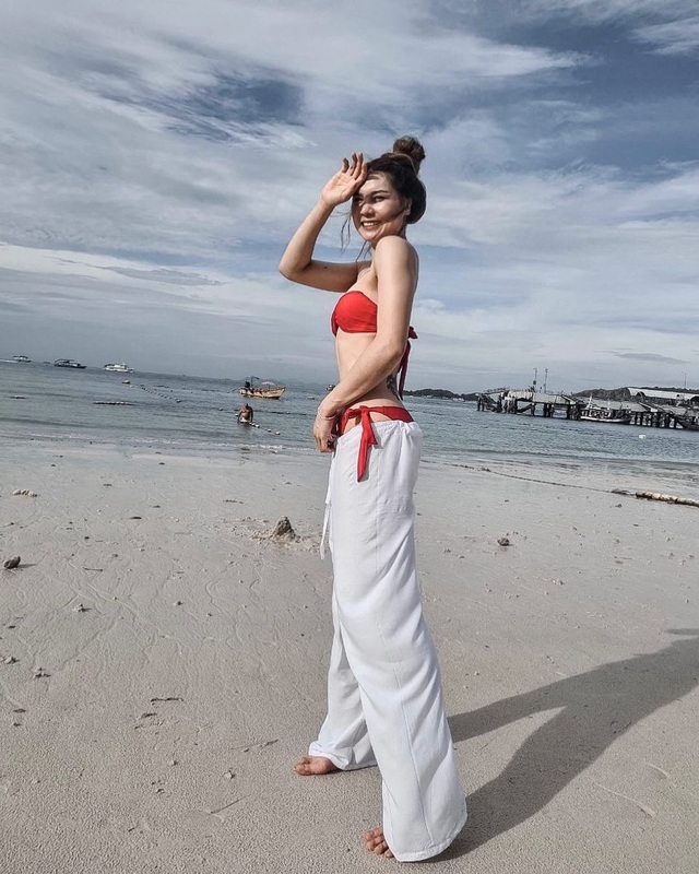 Nữ thần bóng chuyền Thái Lan khoe vẻ nóng bỏng trên bãi biển - 3