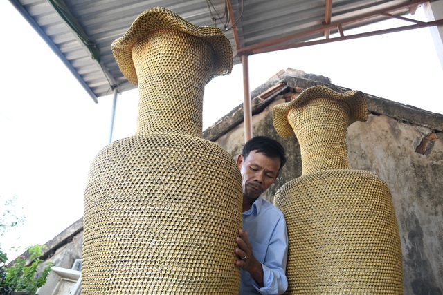 Kinh ngạc với cặp lộc bình khủng làm từ hàng triệu khoen lon bia - 2 Kinh ngạc với cặp lộc bình khủng làm từ hàng triệu khoen lon bia - 2
