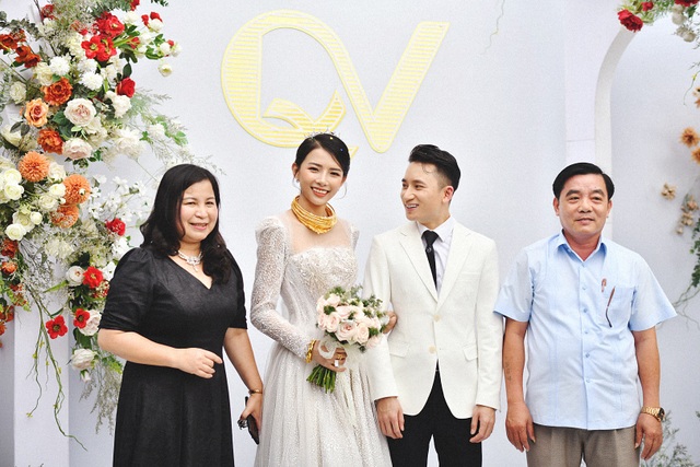Phan Mạnh Quỳnh cưới hotgirl: Cô dâu diễm lệ, chú rể hát Vợ người ta