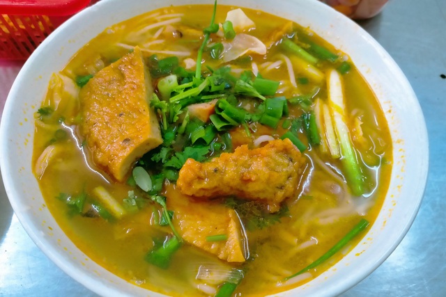 Fish noodle soup that has not slept for nearly 50 years in Da Nang holds diners - 1