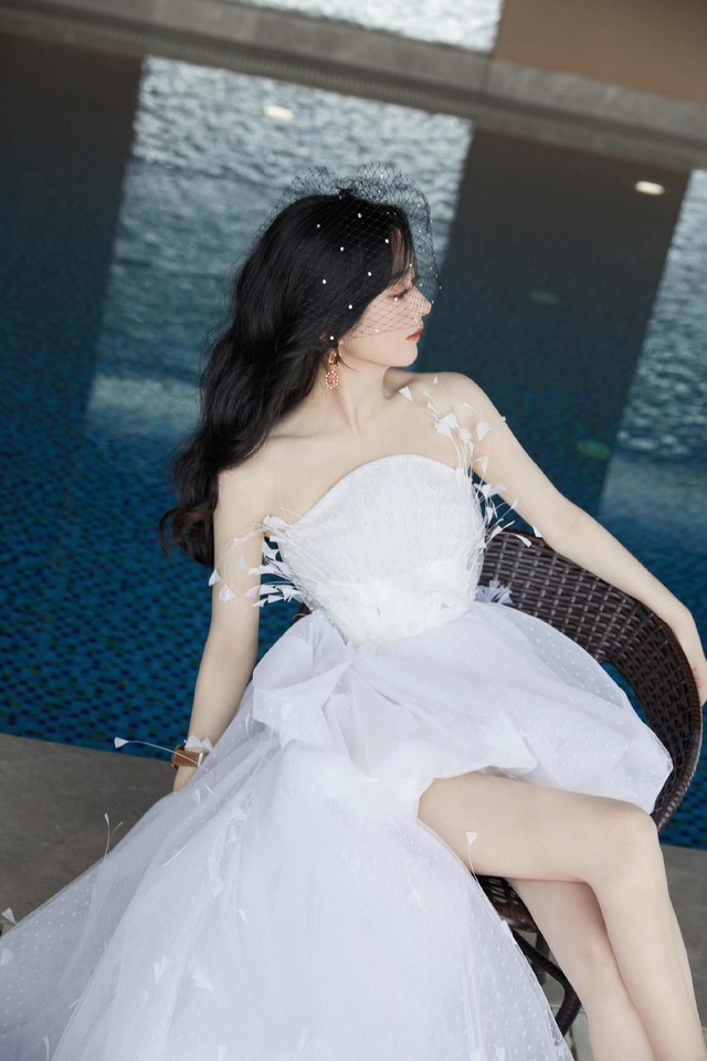 Triệu Lệ Dĩnh: Diện váy ngắn khoe chân thon, hút mọi ánh nhìn - 6 Triệu Lệ Dĩnh: Diện váy ngắn khoe chân thon, hút mọi ánh nhìn - 6