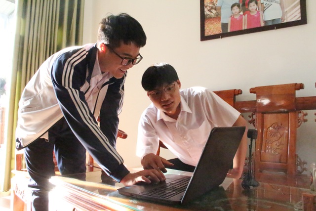 Hai học sinh lớp 12 nghiên cứu hệ thống giám sát người đeo khẩu trang - 1 Hai học sinh lớp 12 nghiên cứu hệ thống giám sát người đeo khẩu trang - 1