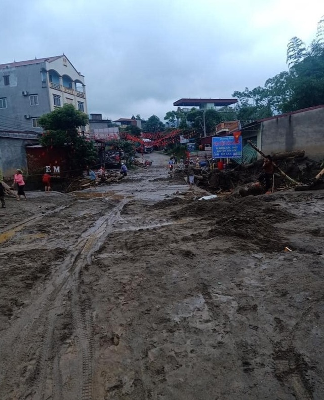 Lũ ống bất ngờ đổ về trong đêm, 2 người chết, 1 người mất tích - 1 Lũ ống bất ngờ đổ về trong đêm, 2 người chết, 1 người mất tích - 1