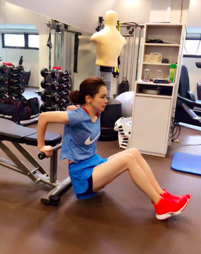 Từ Nhược Tuyên: Từ nữ hoàng ảnh nóng tới vợ hai của đại gia giàu có - 17 Từ Nhược Tuyên: Từ nữ hoàng ảnh nóng tới vợ hai của đại gia giàu có - 17