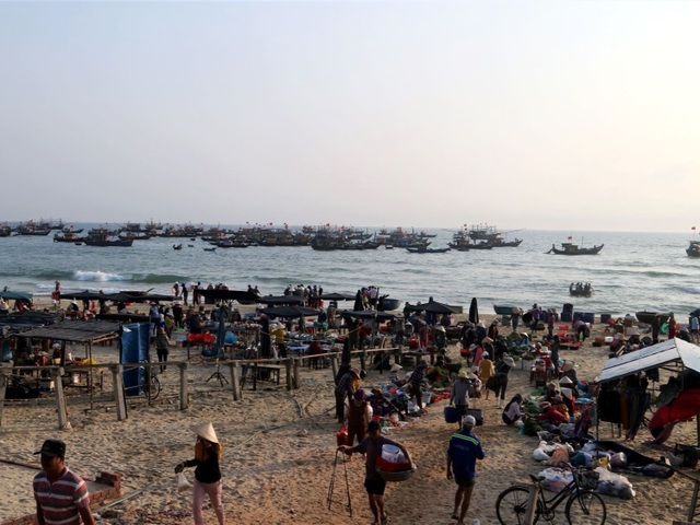 Khám phá khu chợ cá chỉ họp vào mùa hè suốt 18 năm ở Quảng Nam - 1
