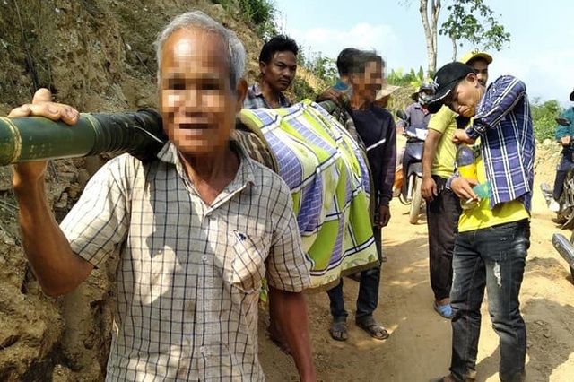 Cả làng khiêng người bệnh chạy đua với… tử thần - 1 Cả làng khiêng người bệnh chạy đua với… tử thần - 1