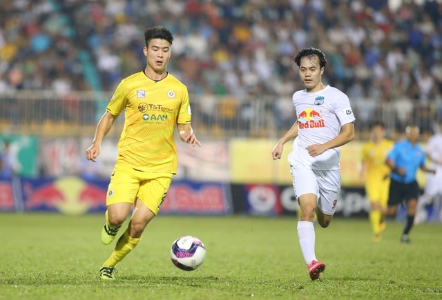 HA Gia Lai 1-0 Hà Nội: Siêu phẩm sút xa của Xuân Trường - 4 HA Gia Lai 1-0 Hà Nội: Siêu phẩm sút xa của Xuân Trường - 4