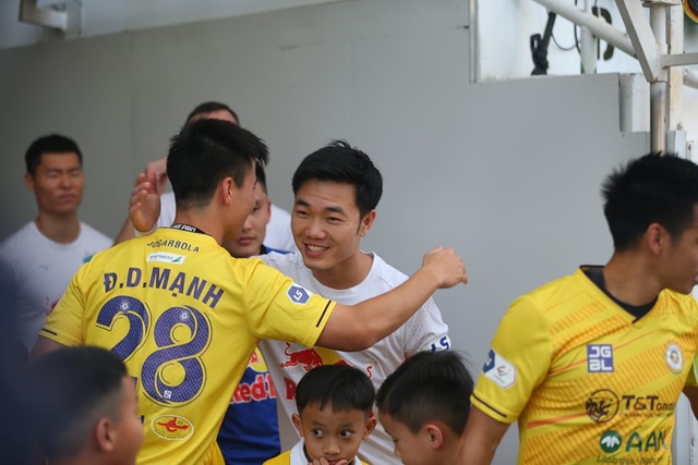 HA Gia Lai 1-0 Hà Nội: Siêu phẩm sút xa của Xuân Trường - 14 HA Gia Lai 1-0 Hà Nội: Siêu phẩm sút xa của Xuân Trường - 14