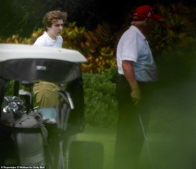 Hình ảnh cậu út Barron Trump đi đánh golf gây sốt - 1 Hình ảnh cậu út Barron Trump đi đánh golf gây sốt - 1